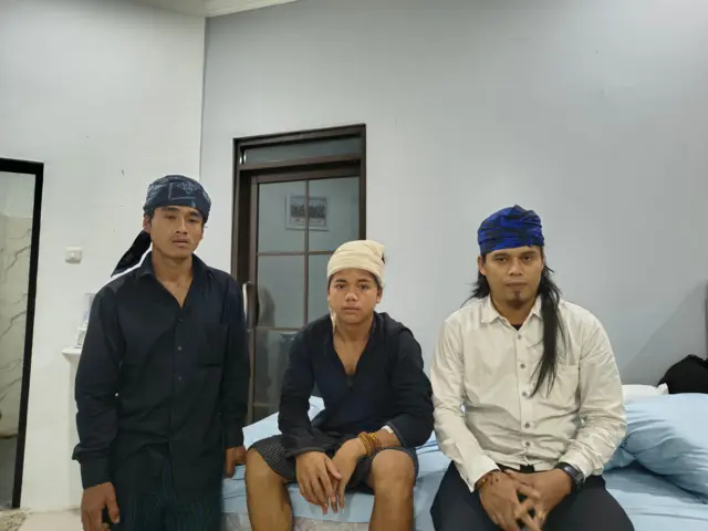 Repan (tengah) bersama kedua pamannya, Ata (berbaju hitam) dan Dani Saeputra (baju putih) pada Kamis (06/11).