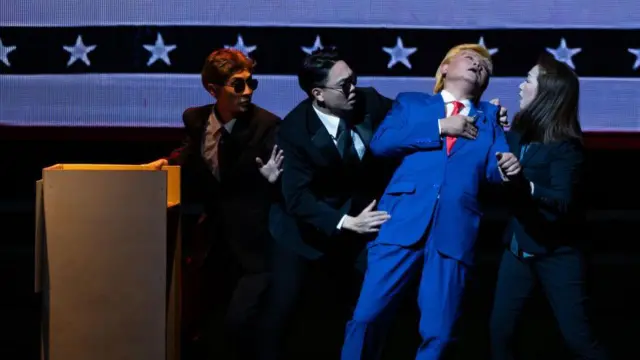 У новій версії вистави також додали епізод із замахом на вбивство Трампа, який стався під час президентської кампанії в США