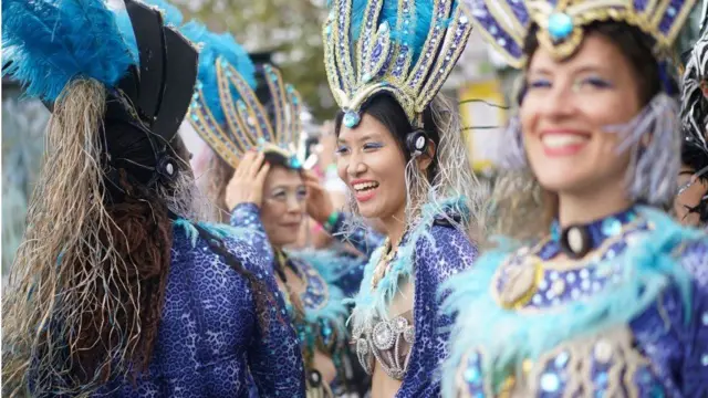 Karnaval geçidinden renkli bir kesit 
