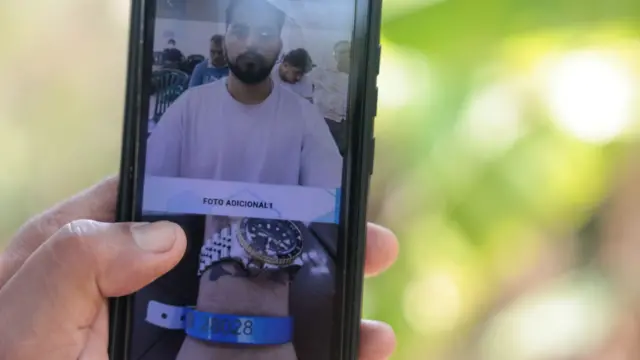 Foto de Abelardo Rincón y de su brazalete de deportado en una pantalla de celular, mostrado por su abuelo, José Rincón, en La Guaira, Venezuela, en julio de 2026.