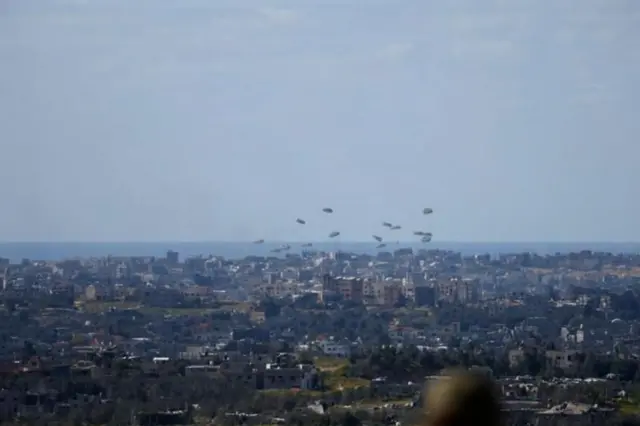 गाझामध्ये रविवारी मदत साहित्य विमानातून सोडलं जात आहे