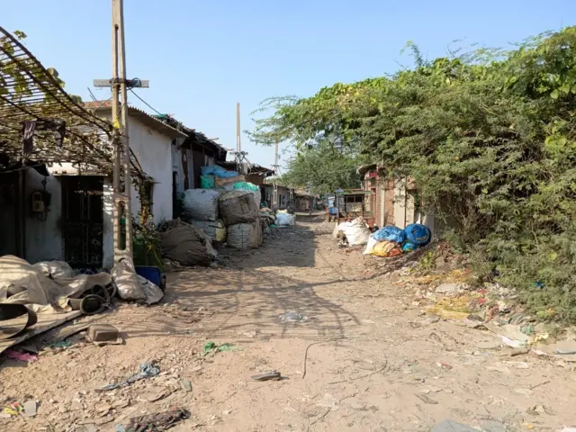 અમદાવાદ, ચંડોળા તળાવ, બાંગ્લાદેશી નાગરિકો, ઘૂસણખોરી, ગેરકાયદે નાગરિકતા, મુસ્લિમ, વસાહતો, નાગરિકતા, ભારત, પશ્ચિમ બંગાળ, બીબીસી ગુજરાતી 