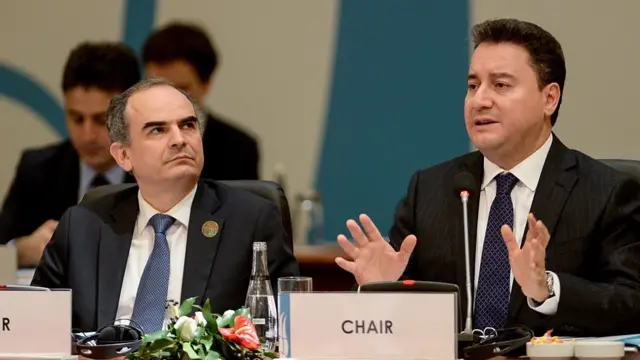 Eski Merkez Bankası Başkanı Erdem Başçı ve Ali Babacan, ekonomi politikasının temkinli para ve maliye politikası ile sürdürülebilir büyüme üzerine kurulu olmasını savunuyordu.
