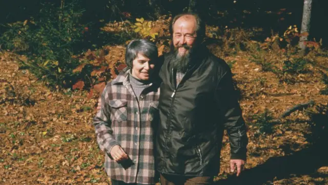 Aleksandr Solzhenitsyn đi dạo cùng vợ Natalya