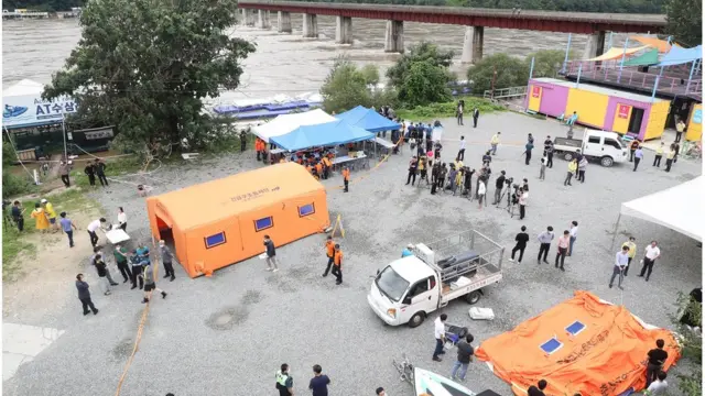 강원 춘천시 의암댐에서 경찰선과 행정선, 고무보트 등 3척이 전복되는 사고가 발생했다