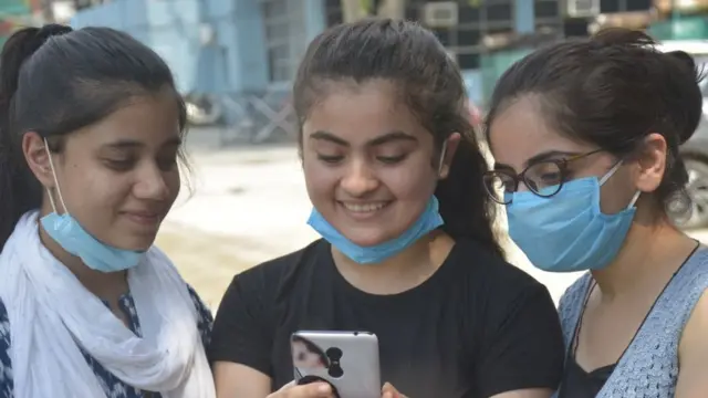 जेईई-नीट की परीक्षाओं के ख़िलाफ़ छह राज्य सुप्रीम कोर्ट पहुंचे