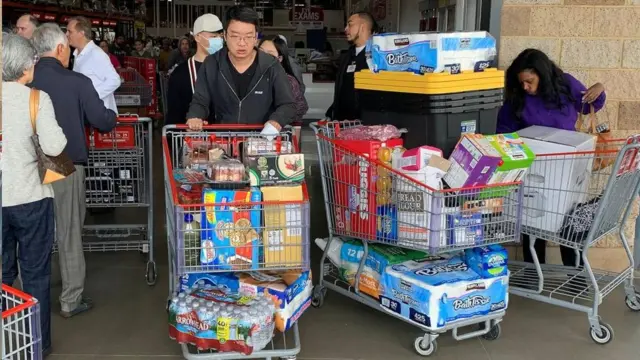 مردم در شهر لس آنجلس آمریکا خوراکی و آب و دستمال توالت انبار می‎کنند. ذهینت گله‎ای یکی از علل اصلی پدیده خرید از سر ترس است