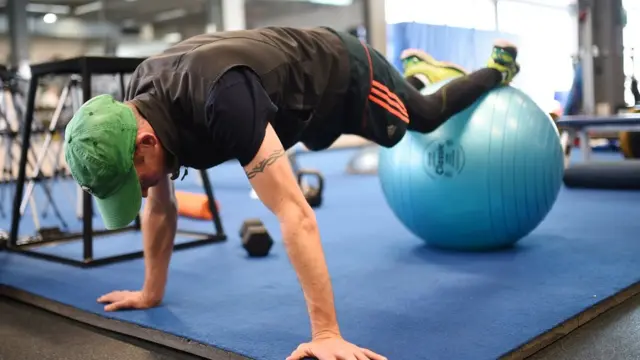 чоловік тренується на фітнес-болі