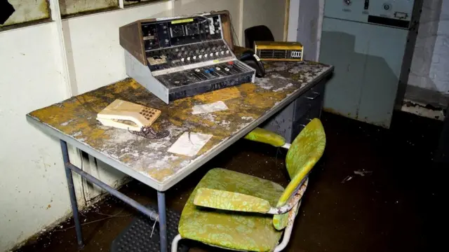 В случае ядерного удара трансляции осуществлялись бы при помощи аппаратов наподобие этого. На фото - экземпляр, подаренный одной из радиостанций Би-би-си, оригинальное оборудование не сохранилось