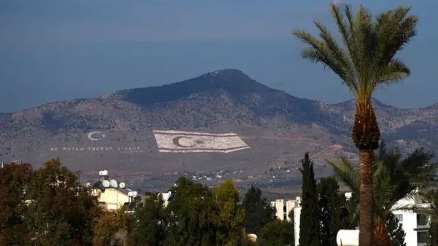 Una bandera de la República Turca del Norte de Chipre pintada en una ladera en Nicosia