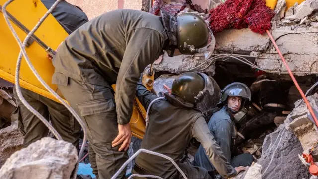 عمال الإنقاذ يبحثون عن ناجين في منزل منهار في مولاي إبراهيم بولاية الحوز بالمغرب