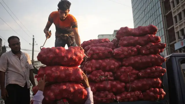 ভারত পেঁয়াজ রপ্তানি বন্ধ রাখার পর থেকেই বাংলাদেশে পেঁয়াজের দাম বাড়ছে