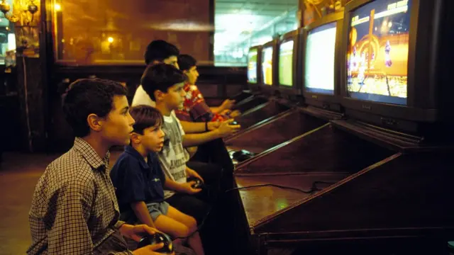 کودکان ایرانی در دهه ۷۰ خورشیدی مشغول بازی با کنسول سگا محصول ژاپن