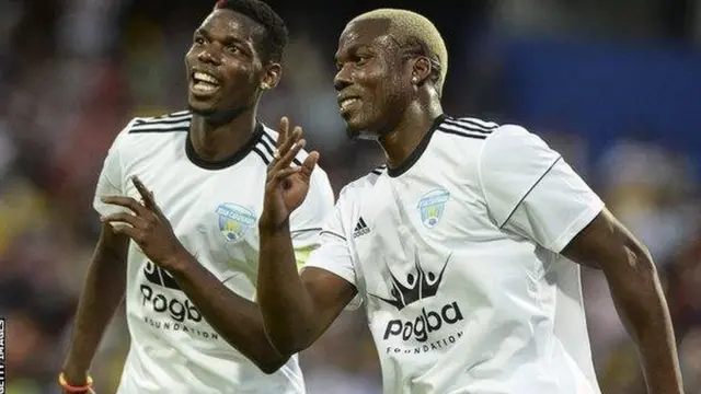 Paul Pogba na Mathias wakati wa mechi ya kitrafiki ya wakfu wa Juan Cuadrado