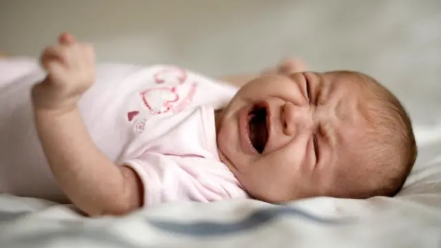 રડતા બાળકની તસવીર