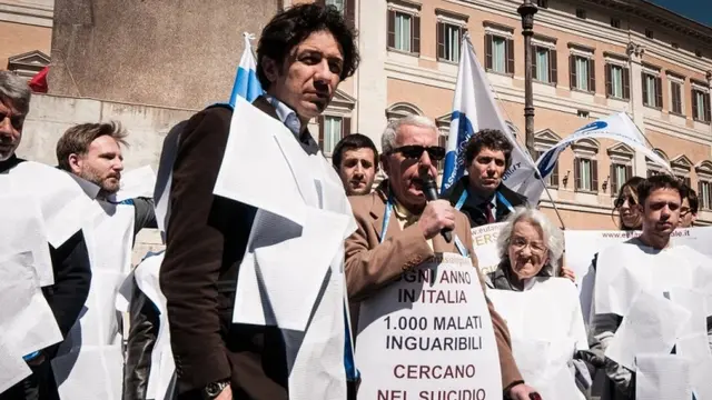 مارکو کاپاتو، فعال مدنی طرفدار قانونی کردن اتانازی که به همراه فابیو آنتونیانی به کلینیکی در سوئیس رفت.