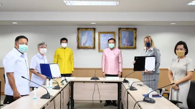 เมื่อช่วงเช้าที่ผ่านมา มีพิธีลงนามสัญญานำเข้าวัคซีนต้านโควิด-19 ของไฟเซอร์โดยมีผู้บริหารกระทรวงสาธารณสุขและบริษัทไฟเซอร์ (ประเทศไทย) ร่วมงาน