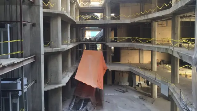 Interior del centro comercial en construcción.
