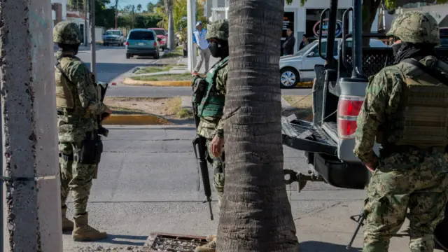 Militares en calles de México.