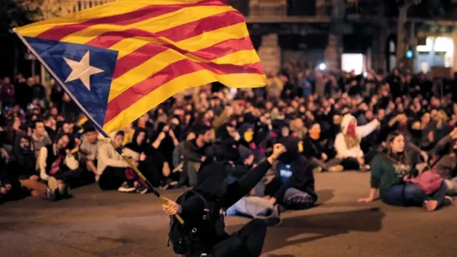 معترضان کاتالان با پلیس درگیر شده‌اند