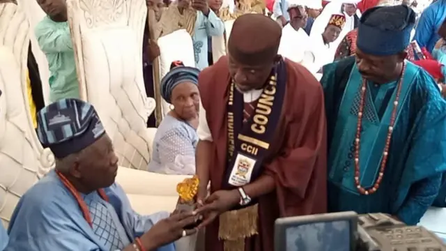 Olubadan n fun Rochas Okorocha ni ami ẹyẹ́