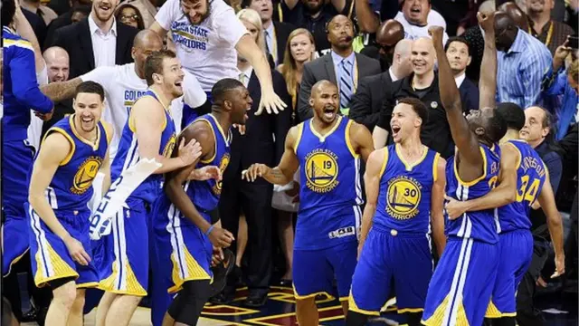Les Warriors, vainqueurs quatre victoires à une des Cavaliers, ont bouclé les play-offs 2017 avec un bilan impressionnant de seize succès pour une seule défaite.