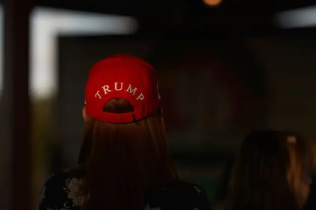 Simpatizante de Monica de la Cruz y Mayra Flores con una gorra que dice Trump en un acto de campaña en la Universidad Drafthouse de McAllen, Texas, el 10 de octubre de 2022.