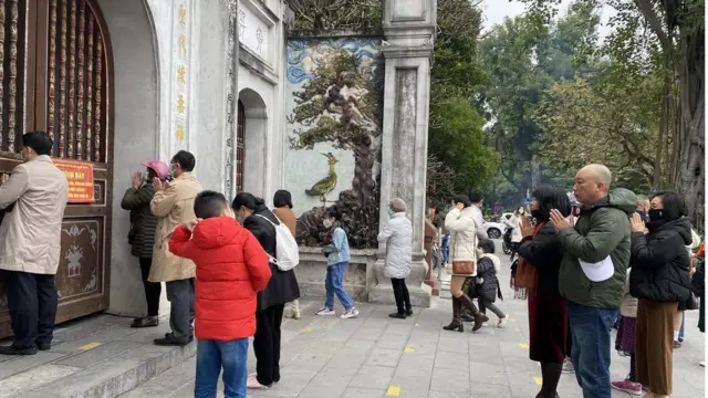 Đền Quán Thánh, một trong tứ trấn thành Thăng Long xưa luôn là một trong những địa điểm thu hút đông khách thập phương và đặc biệt trong các dịp lễ Tết. Tết năm nay, đền đóng cửa hoàn toàn, người dân đi lễ đều phải bái vọng từ ngoài cửa.