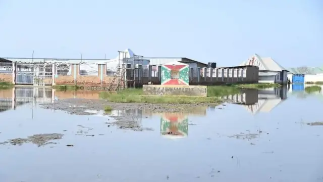 Vyinshi mu bikorwa vy'ingenzi, uburiro n'amahoteri ku nkengera z'ikiyaga Tanganyika i Bujumbura ubu yarugaye kuko amazi yashwaye ibibanza yakorerwamwo