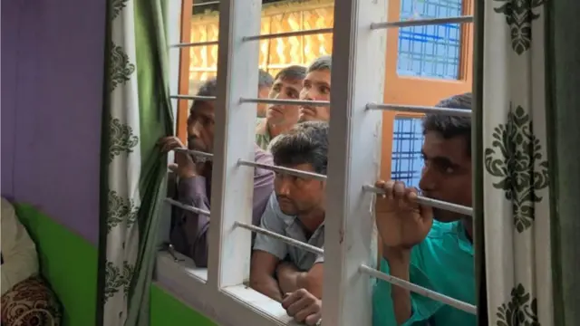 Warga desa datang untuk menolong Ali setelah insiden itu.