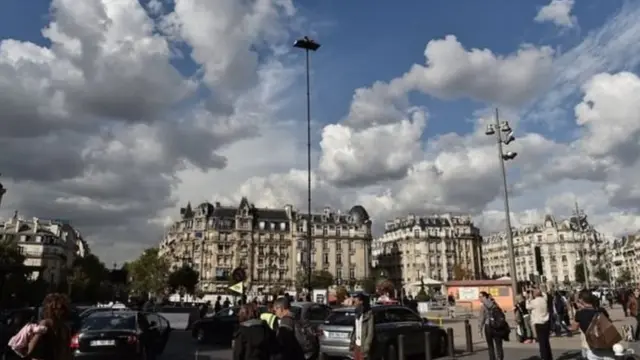 अबराम प्वांगशेवेल पेरिस के बाहरी इलाक़े गार्ड डू नार्ड में बनाए गए 20 मीटर ऊंचे एक पोल पर एक हफ़्ता गुजार चुके हैं.