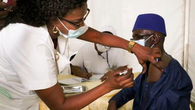 Un homme se faisant vacciner au Sénégal