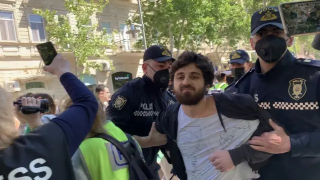 Etirazçı və polis