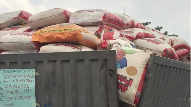 Ana anfani da manyan motocin domin shigo da shinkafa mai yawa