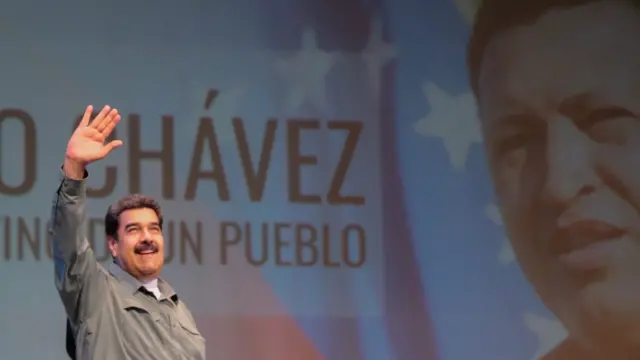 Nicolás Maduro ante un cartel de Hugo Chávez