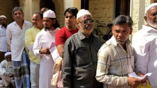 ਲਾਈਨ ਵਿੱਚ ਖੜ੍ਹੇ ਲੋਕ