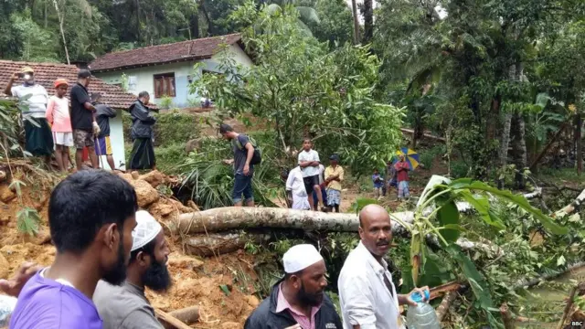 නාය යාමට ලක් වූ වෙයන්ගල්ල, අගලවත්තේ මළ සිරුරු ගොඩගනිමින්