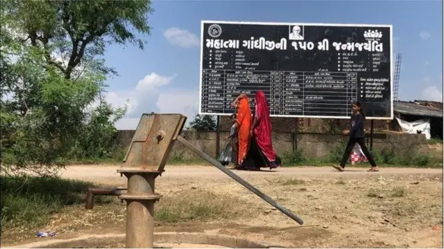 માત્ર કાગળ પર કામ થઈ ગયેલું દર્શાવીને આ કામનો એક લાખ રૂપિયાનો ખર્ચ દર્શાવવામાં આવ્યો હતો.