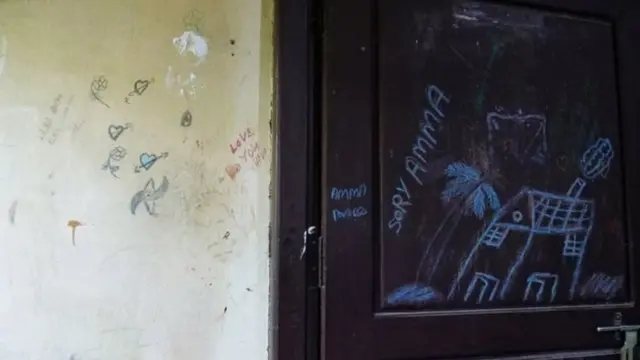 বাড়ির দরজায় মেয়েটির আঁকা একটি ছবি