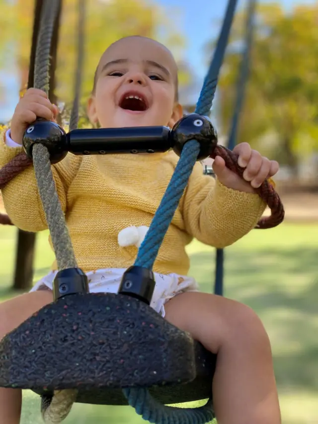 Bosco en un columpio en el parque