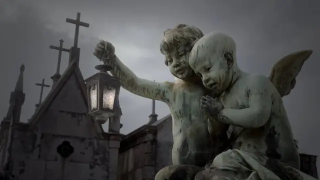 Фигурки ангелов на кладбище