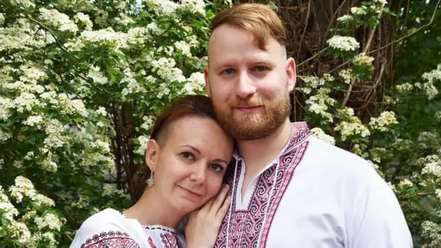 Андрій та Валерія у вишиванках у мирному житті