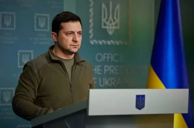 President Ukraina Volodymyr Zelensky melakukan konferensi pers soal operasi militer Rusia pada Jumat.