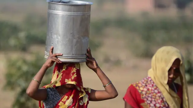 પાણી ભરવા જતાં મહિલા