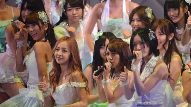 เหล่าสมาชิกวง AKB48 เมื่อปี 2012 ซึ่งมีมินะมิ มิเนะกิชิ รวมอยู่ด้วย