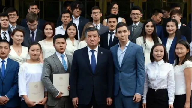 Жалпы республикалык тесттен жогорку балл алган бүтүрүүчүлөрдү куттуктоо аземи.