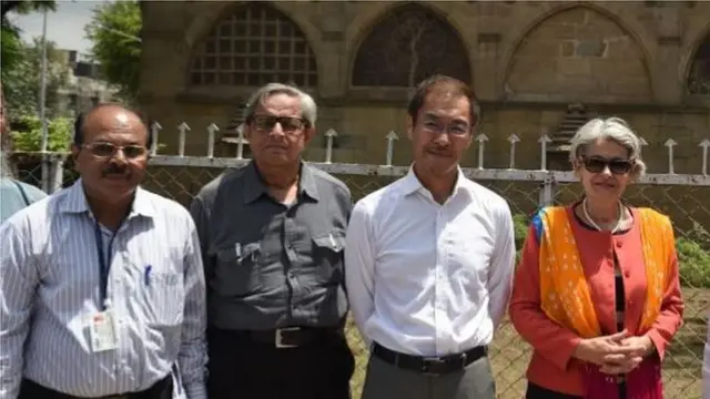 યુનેસ્કોના ડિરેક્ટર જનરલ સાથે પીકે નાયર(ડાબેથી પહેલાં) અને ત્યારબાદ પ્રોફેસર રબીન્દ્ર વસાવડા