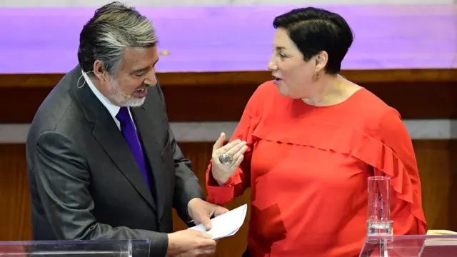 Sánchez (der.) y Guillier (izq.).