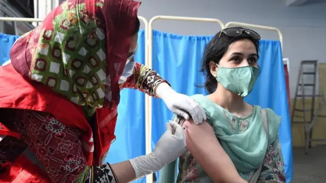 पाकिस्तान में वैक्सीन लेती महिला