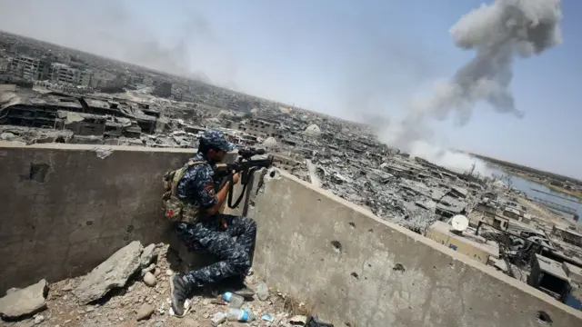 Irak ordusundan bir nişancı